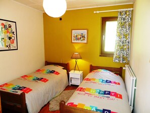 3 Schlafzimmer, Babybetten, individuell eingerichtet, Bettwäsche