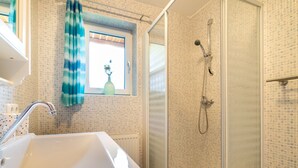 Bathroom - Sunlit Apartment near Ski Area in Walchen (Piesendorf)