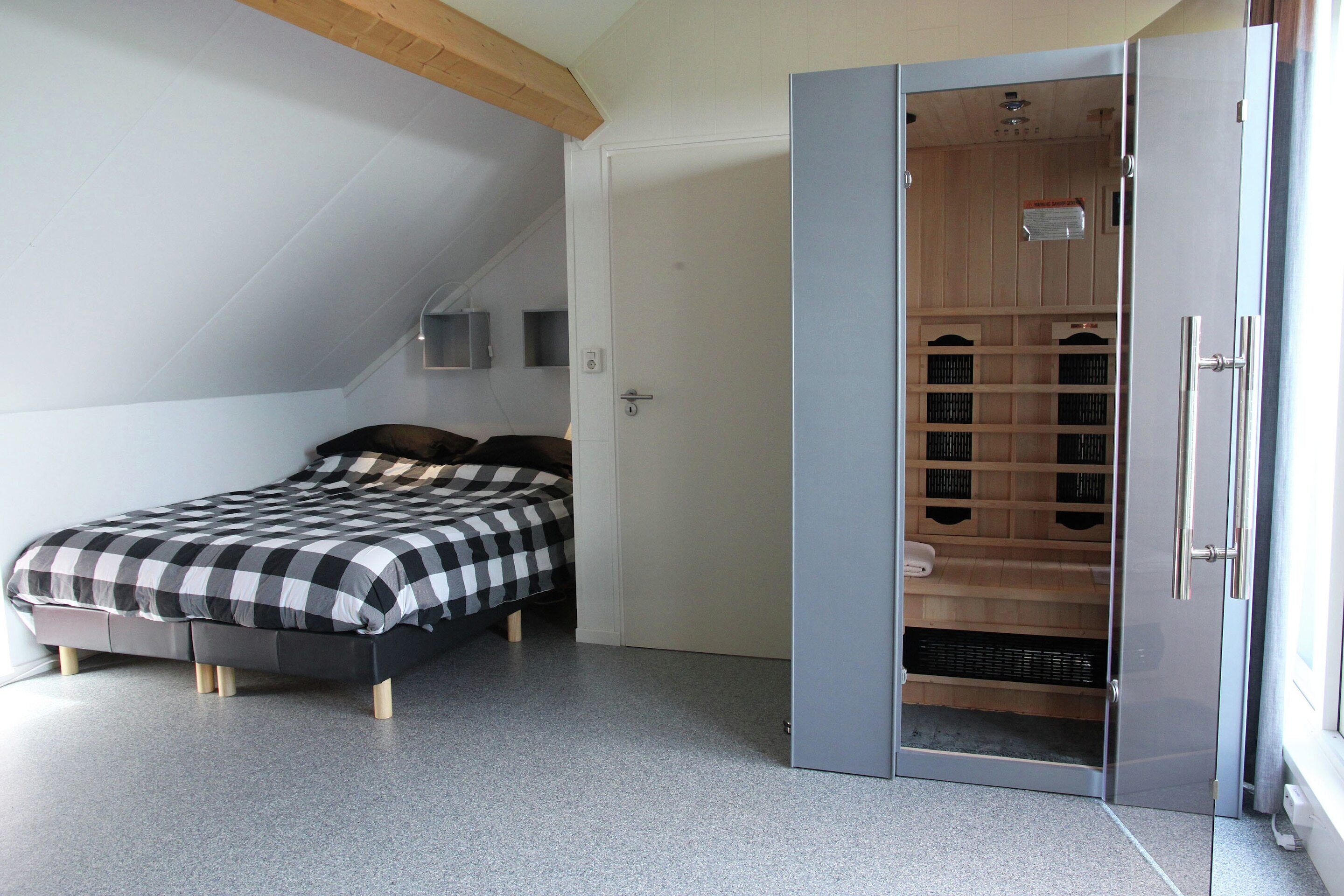 Une chambre à coucher comprenant un lit, une armoire et un placard intégré avec des étagères.
