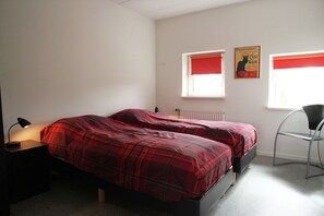 3 habitaciones, muebles diferentes y ropa de cama