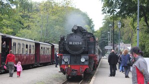 A train station platform with a steam locomotive numbered 99 2323-6. - Ferienzimmer in Kropelin (Kroepelin)
