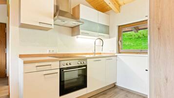 Appartamento | Cucina privata | Microonde, macchina per tè/caffè, seggiolone