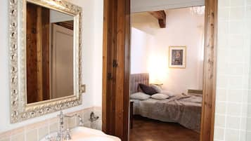 Cottage | Bathroom | Shower, towels