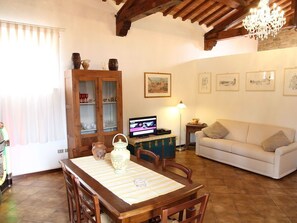 Cottage | Living room - Spacious Cottage With Pool in Arezzo Italy (Foiano della Chiana)