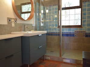 House | Bathroom | Bathtub, hair dryer - Cozy Holiday Home in Saint-alban-auriolles With Private Pool (Saint Alban Auriolles)