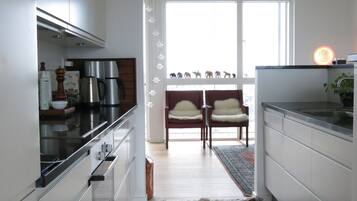 Basic Room | Private kitchen | Full-sized fridge, microwave, oven, stovetop