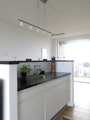 Basic Room | Private kitchen | Full-sized fridge, microwave, oven, stovetop - Penthouse in Sydhavn 1135-1 (Copenhagen)