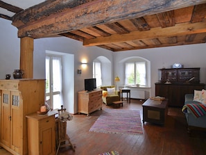 Living room - Holiday in a Historical Building in the Heart of the Franconian Forest (Weissenbrunn)