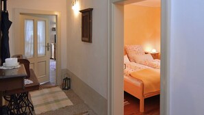 1 bedroom, cots/infant beds, individually furnished, bed sheets - Holiday in a Historical Building in the Heart of the Franconian Forest (Weissenbrunn)