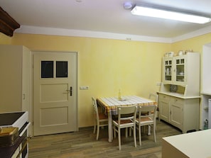 Apartment | Dining - Holiday in a Historical Building in the Heart of the Franconian Forest (Weissenbrunn)