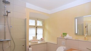Apartment | Bathroom | Shower - Holiday in a Historical Building in the Heart of the Franconian Forest (Weissenbrunn)
