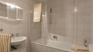 Apartment | Bathroom | Combined shower/bathtub, towels - Peaceful Apartment in Insel Poel near Sea (Insel Poel)