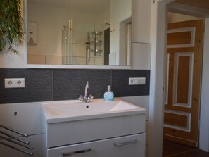 Bathroom - Holiday Home in Bremm Near the Vineyards (Bremm)