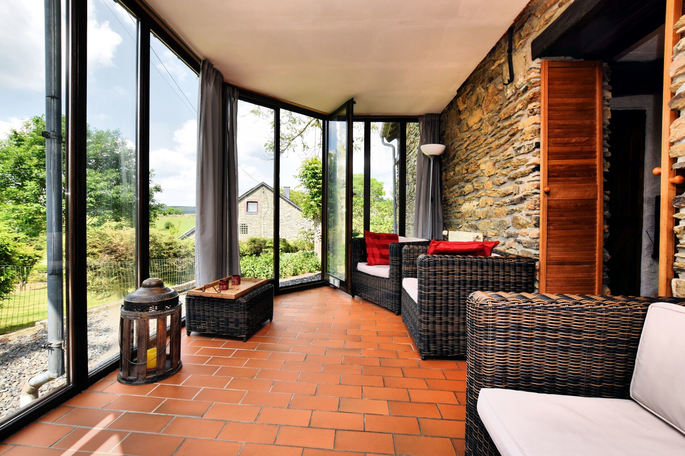 المنشأة من الداخل