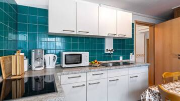 Apartemen | Dapur pribadi | Kursi makan untuk bayi