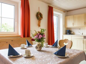 Dining - Cosy Apartment in the Ostallgäu With Balcony and a Magnificent View (Eggenthall)