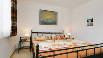 Nhà | 2 phòng ngủ, trang bị nội thất với thiết kế riêng biệt, bộ trải giường