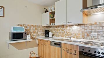 Apartemen | Dapur pribadi | Kursi makan untuk bayi