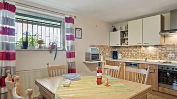 Apartemen | Dapur pribadi | Kursi makan untuk bayi