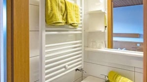 Bathroom - Cosy Apartment With Terrace and Garden Access in a Quiet Wooded Area (Goessweinstein)