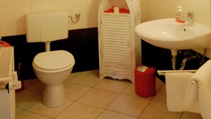 Apartment | Bathroom | Shower, towels - Stunning Apartment in Groalmerode With Garden (Grossalmerode)