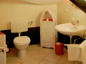 Apartment | Bathroom | Shower, towels - Stunning Apartment in Groalmerode With Garden (Grossalmerode)