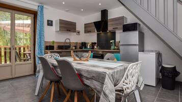 House | Private kitchen | Fridge, microwave, oven, dishwasher
