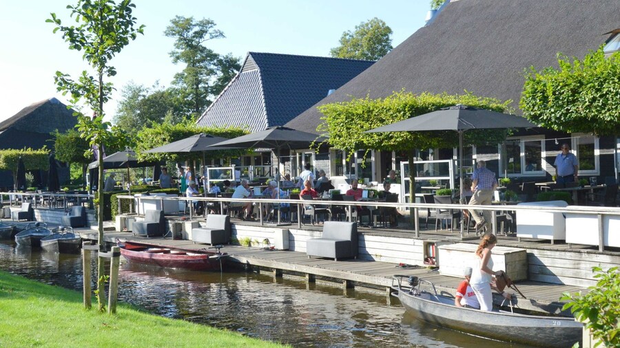 Cozy House with a Boat near Giethoorn & Weerribben Wieden National Park