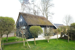 House | Exterior - Cozy House with a Boat near Giethoorn & Weerribben Wieden National Park (Giethoorn)