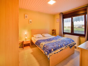 2 عدّة غرف نوم وطراز فريد لكل وحدة وملاءات أسرّة