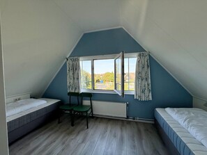 Villa - Beautiful Dune Villa With Thatched Roof on Ameland, 800 Meters From the Beach (Buren)