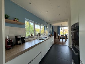 Villa | Privékeuken | Een magnetron, een vaatwasser