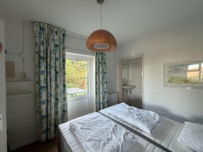 Villa | 4 bedrooms, individually furnished - Beautiful Dune Villa With Thatched Roof on Ameland, 800 Meters From the Beach (Buren)