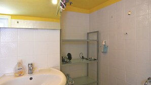 House | Bathroom - Delighftul Holiday Home in Usseln with Garden near City Center (Willingen (Upland))