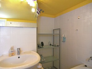 House | Bathroom - Delighftul Holiday Home in Usseln with Garden near City Center (Willingen (Upland))