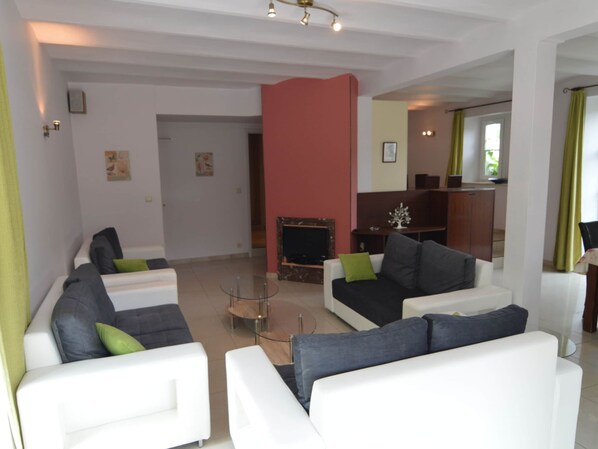 Living area - House Adjoining Mansion for a Pleasant Stay in the Region of Chimay (Chimay)