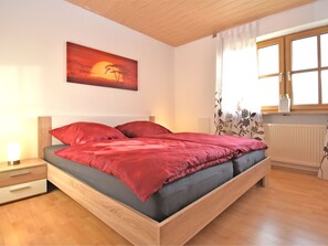 2 bedrooms, cots/infant beds, individually furnished, bed sheets - Beautiful Apartment in the Bavarian Forest With Garden and Covered Terrace (Gleissenberg)