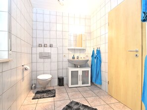 Shower, towels - Beautiful Apartment in the Bavarian Forest With Garden and Covered Terrace (Gleissenberg)