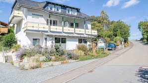 Kaksikerroksinen rakennus, jonka yläpuolella on kyltti, jossa lukee: ”FERINHAUS BECKER”.