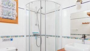 Bathroom - Detached Holiday Home in Connac With Shared Swimming Pool (Connac)