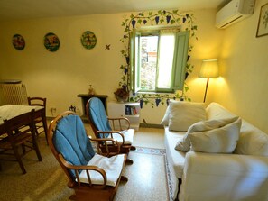 House | Living room - Amazing Farmhouse in Montecatini Terme with Hot Tub (Pieve a Nievole)