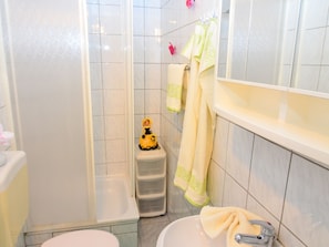 Apartment | Bathroom | Shower, towels