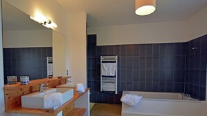 Villa | Bathroom | Bathtub, towels - Perfect Detached House in the Vineyards at the Abbey of Fontfroide (Bizanet)