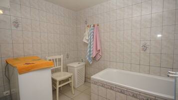 Rumah | Kamar mandi | Bathtub dan handuk