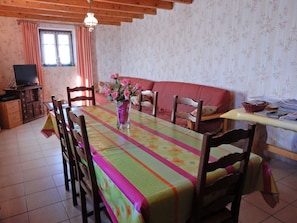 Dining - Spacious Holiday Home Near Forest in Esmoulières (Esmoulieres)
