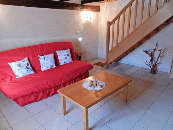 House | Living room | DVD player - Spacious Holiday Home Near Forest in Esmoulières (Esmoulieres)