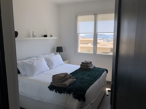BEAUTIFUL APARTMENT THAT SLEEPS UP TO 6 GUESTS OFFERING A PANORAMIC SEA VIEW