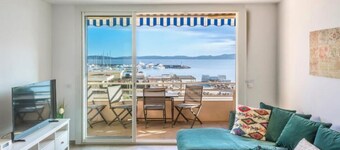 BEAUTIFUL APARTMENT THAT SLEEPS UP TO 6 GUESTS OFFERING A PANORAMIC SEA VIEW