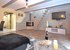 Hus | Oppholdsrom | En 45-tommers Flatskjerm-TV med digitale kanaler samt TV