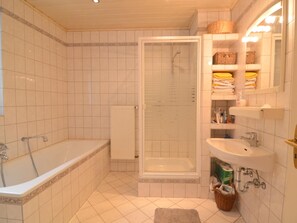 House | Bathroom - Veltenhaus: Historic Retreat (Muerlenbach)